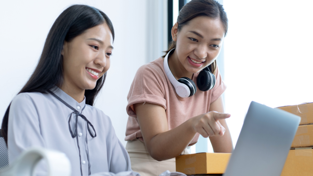 Servicios de Traducción de Marketing para la Expansión Internacional. Dos mujeres mirando la pantalla de una computadora.