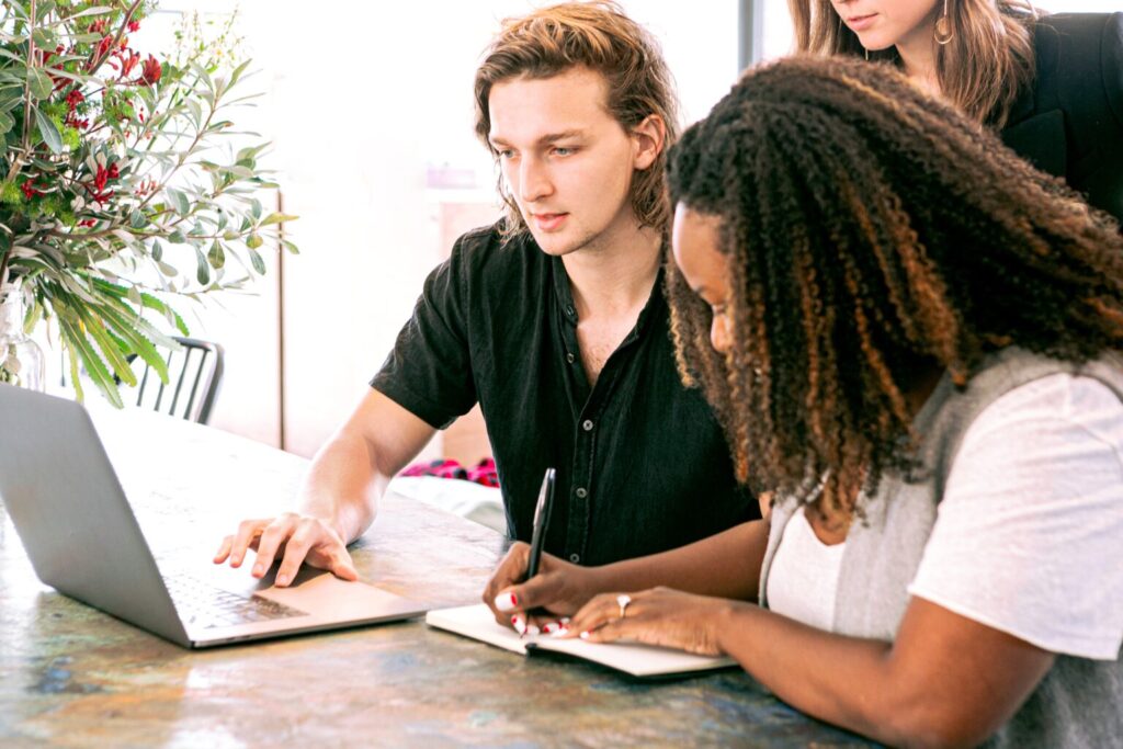 Servicios de Traducción de Marketing para la Expansión Internacional. Marketing team working in an international strategy.