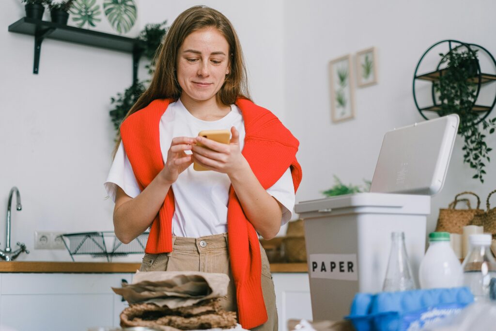 Mujer leyendo la información de un producto obtenida a través del Pasaporte Digital de Producto (PDP)